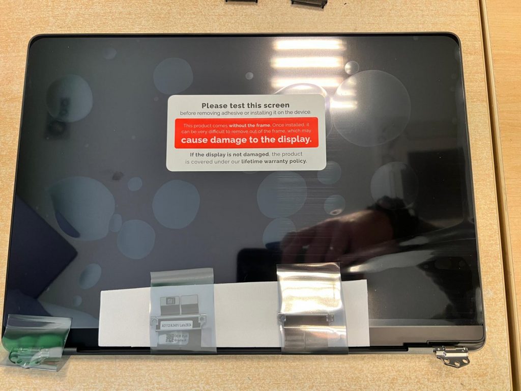 Nuevo panel LCD de repuesto con sellos de garantía y protectores de fábrica.