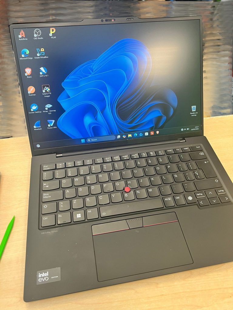 Lenovo ThinkPad X1 Carbon Gen 12 reparado con la nueva pantalla encendida y funcionando correctamente en Windows 11.