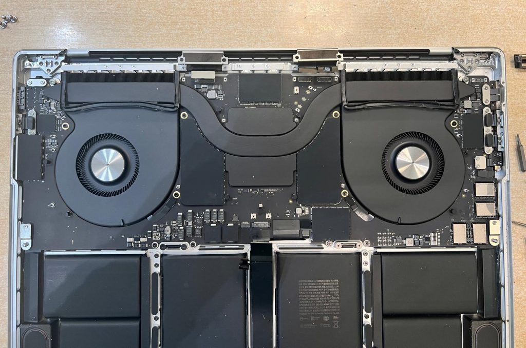 Desconexión cuidadosa de los cables flex de video en una MacBook Pro 16.