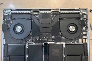 Desconexión cuidadosa de los cables flex de video en una MacBook Pro 16.