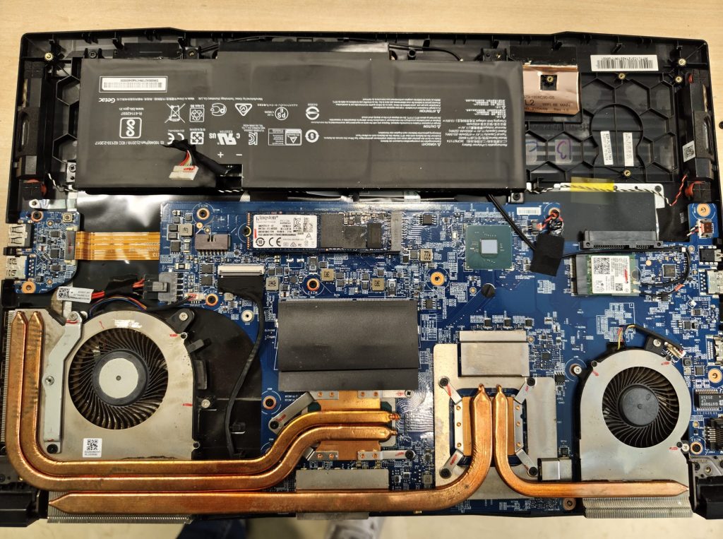Arquitectura interna y tuberías de calor de cobre de un portátil gaming MSI Katana GF76.