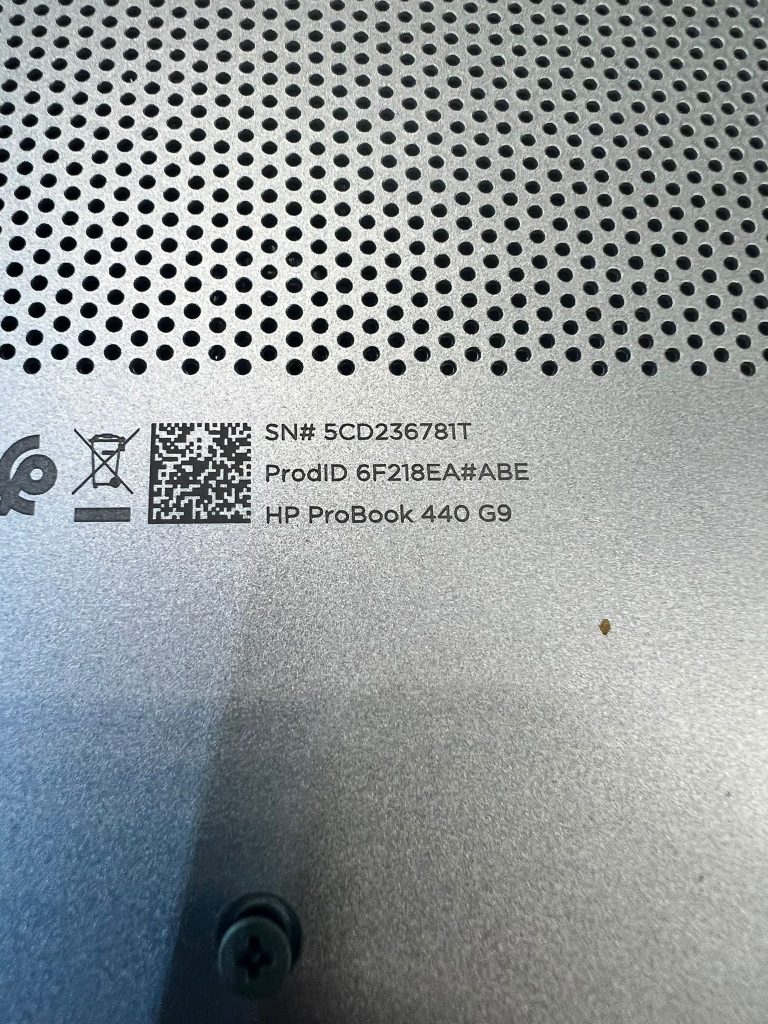 Etiqueta de identificación del modelo HP ProBook 440 G9 y número de serie.
