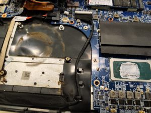 Acumulación de polvo y suciedad en el chasis interno de un portátil MSI Katana GF76 antes de la limpieza.