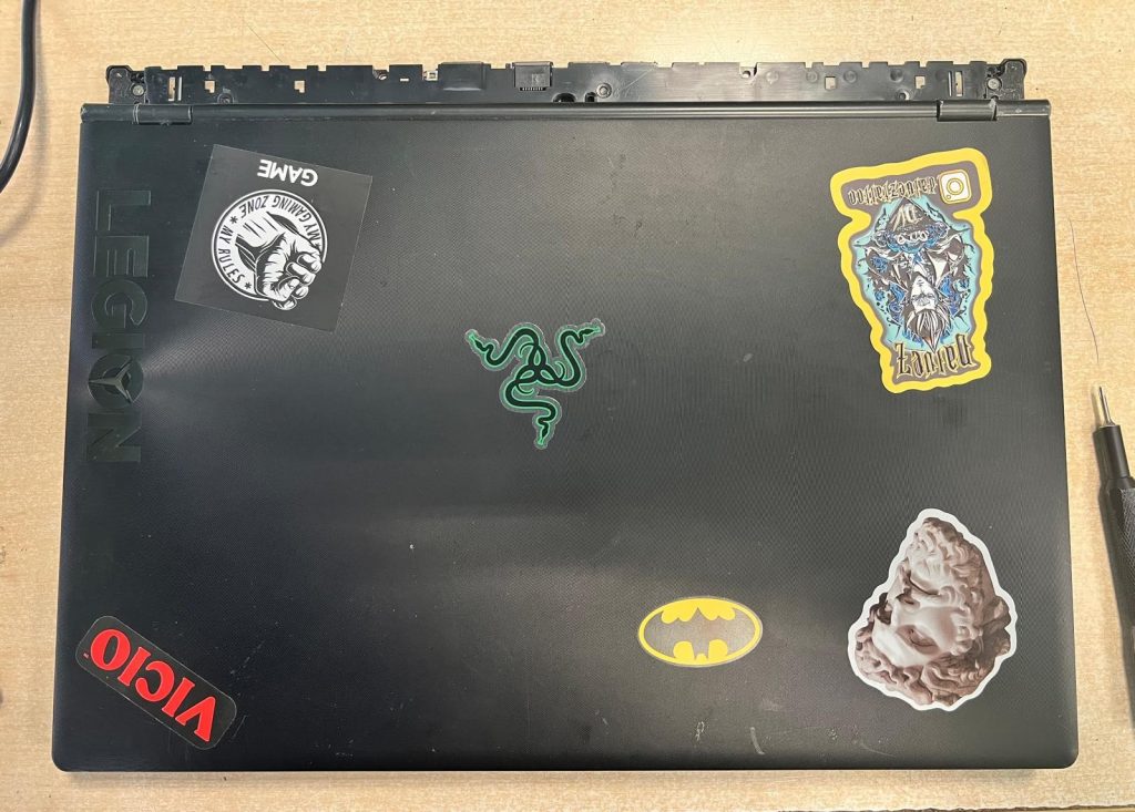 Vista superior de la tapa de una Lenovo Legion Y540 con stickers decorativos.