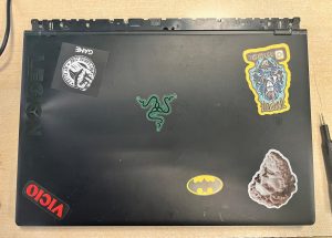Vista superior de la tapa de una Lenovo Legion Y540 con stickers decorativos.