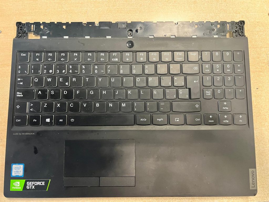 Vista del teclado y etiquetas de procesador Intel Core i7 y gráfica NVIDIA GeForce GTX.