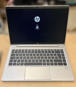 Portátil HP ProBook 440 G9 encendido tras el cambio total de carcasa.