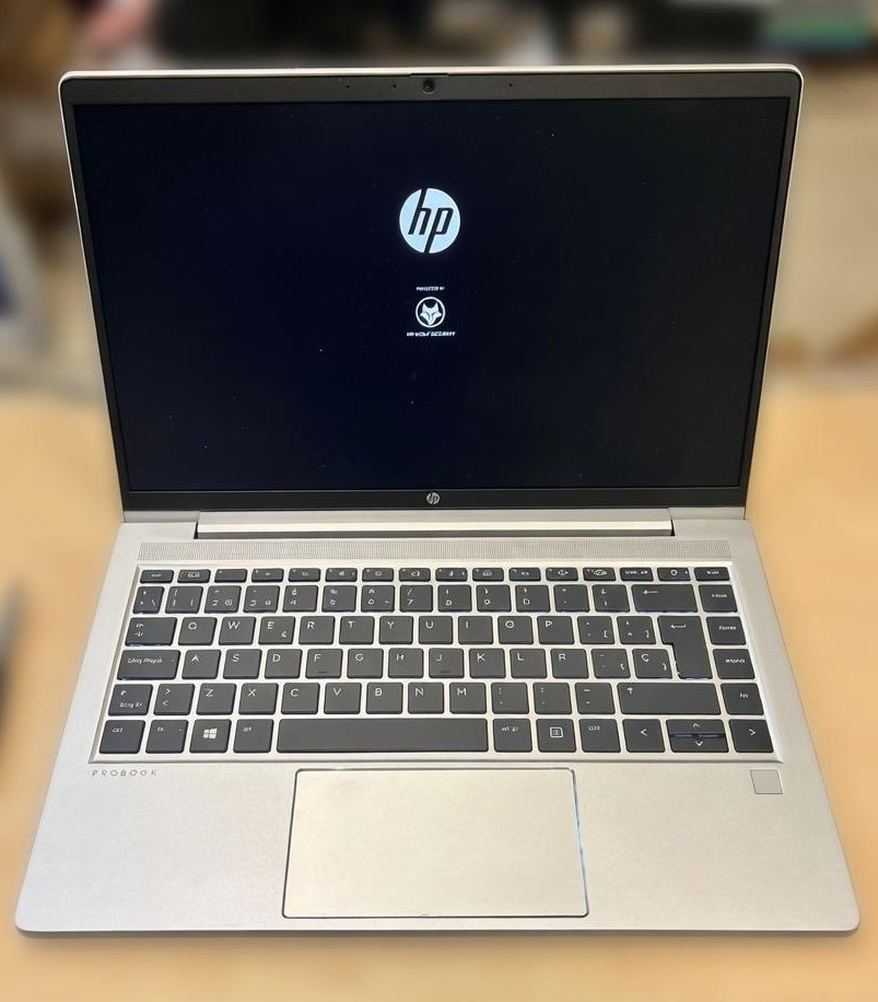 Portátil HP ProBook 440 G9 encendido tras el cambio total de carcasa.