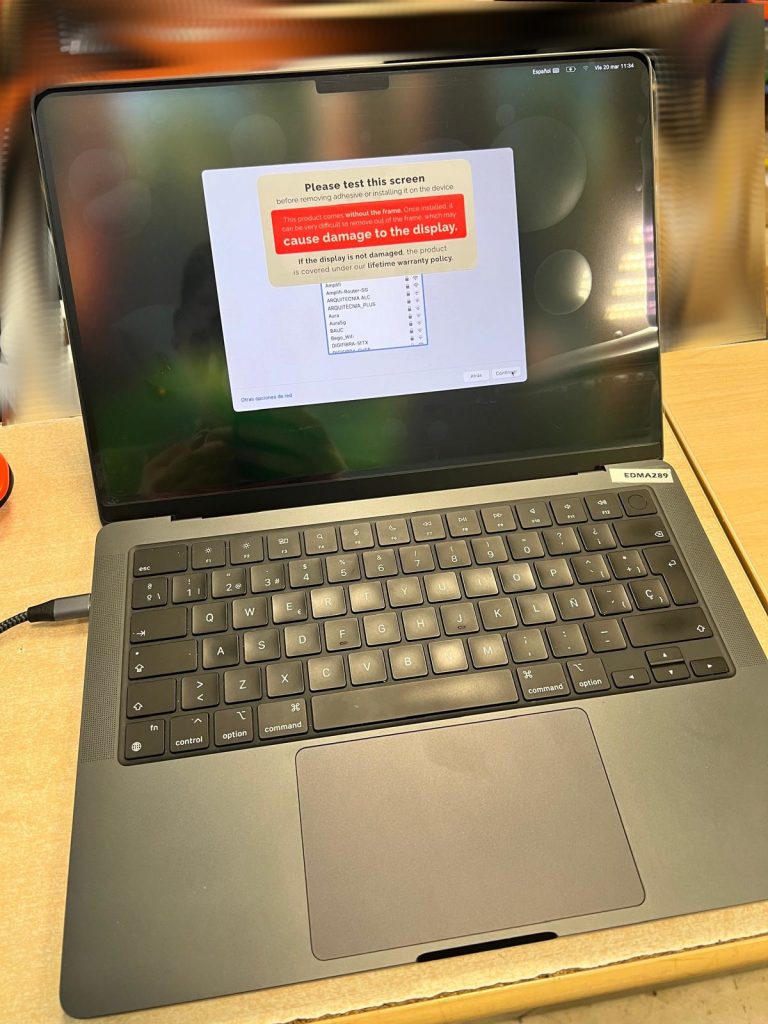 Prueba de imagen y color de la nueva pantalla antes del ensamblaje final.