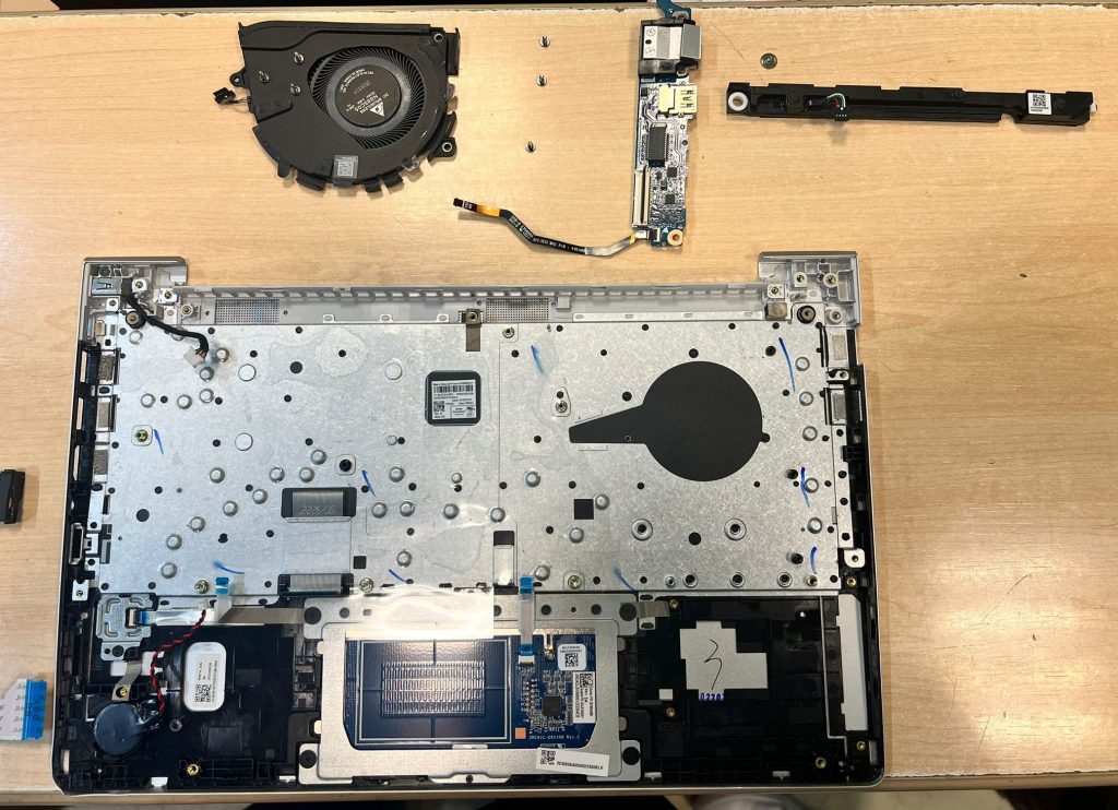 Placa base y batería extraídas listas para montar en el nuevo chasis.