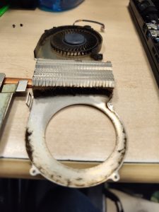 Detalle de ventilador de portátil gaming MSI totalmente obstruido por una capa de polvo y pelusa.