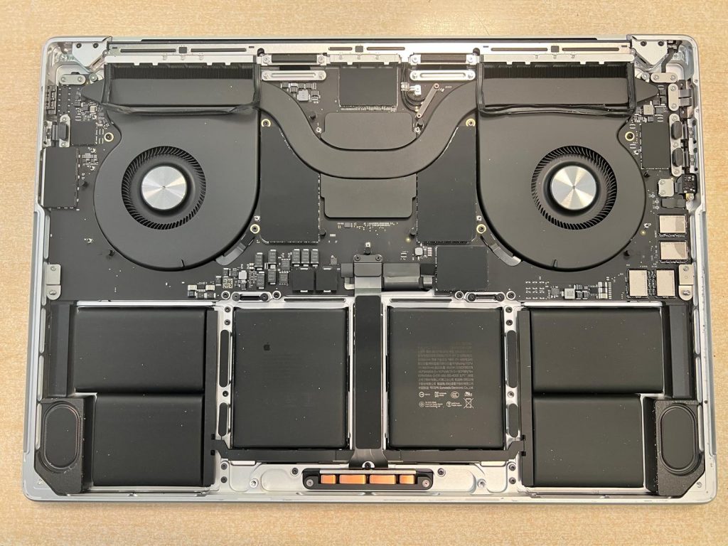Interior de la MacBook Pro A3403 mostrando la distribución de ventiladores y batería.