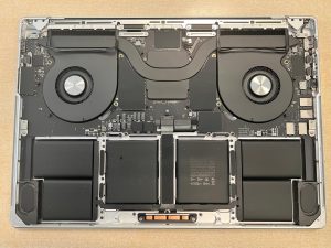 Interior de la MacBook Pro A3403 mostrando la distribución de ventiladores y batería.