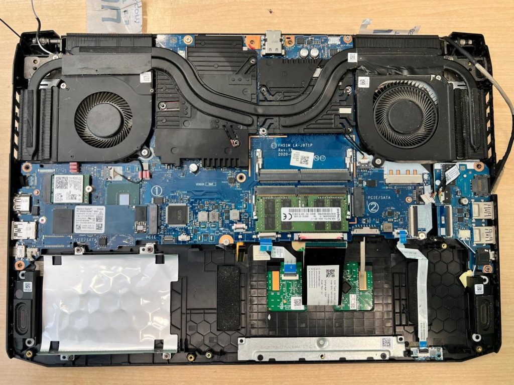 Vista interna completa de los componentes y sistema de refrigeración Acer Nitro 5.