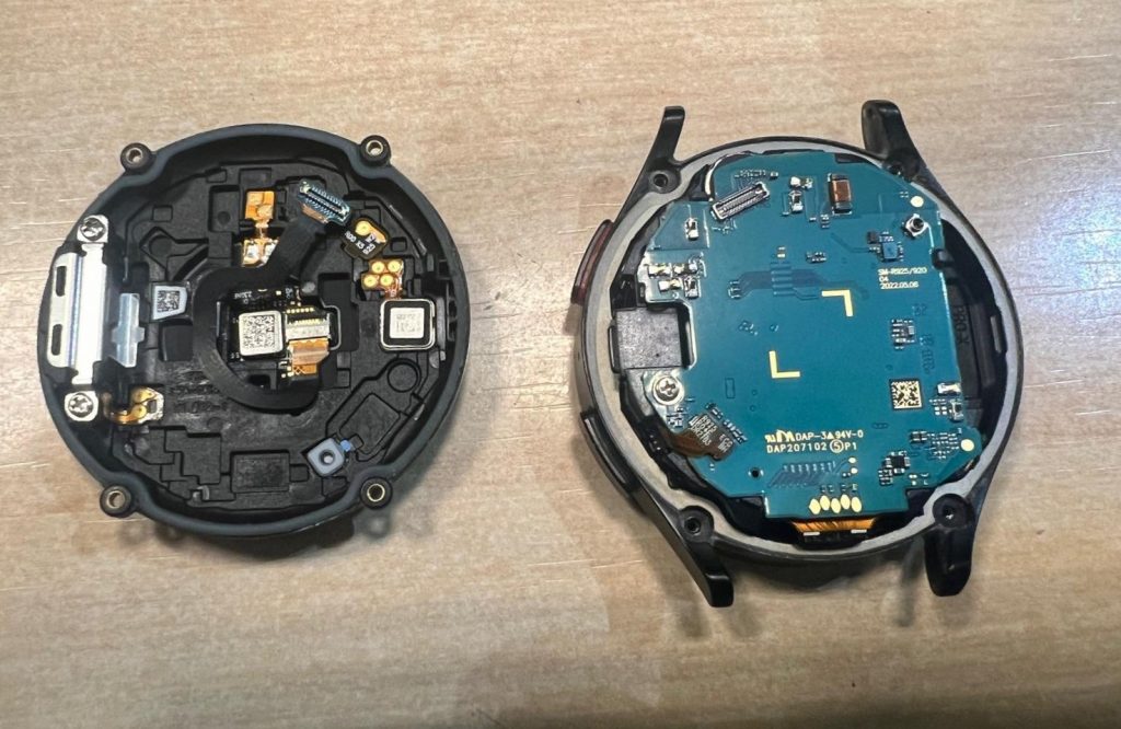 Desmontaje del Galaxy Watch 5 Pro mostrando la placa base y conectores flexibles.