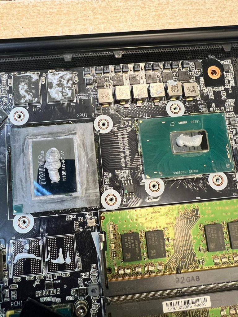 Aplicación de nueva pasta térmica sobre los chips de CPU Intel y GPU NVIDIA de un Gigabyte Aero 15.