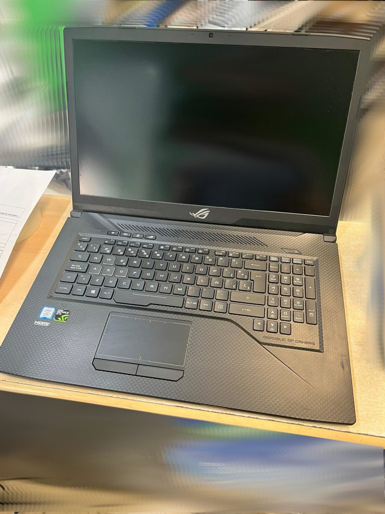 Portátil gaming Asus ROG Strix GL703 de 17 pulgadas antes de iniciar la reparación.