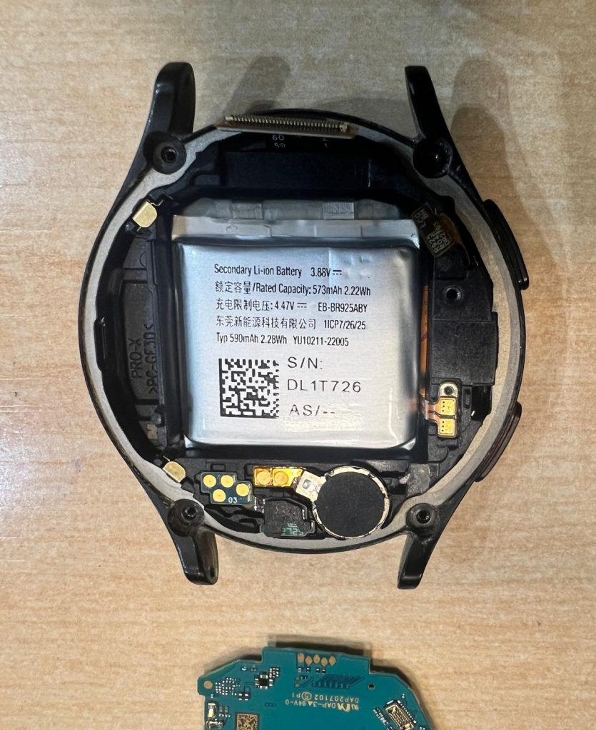 Detalle de la batería original Samsung EB-BR925ABY de 590mAh instalada en el chasis.