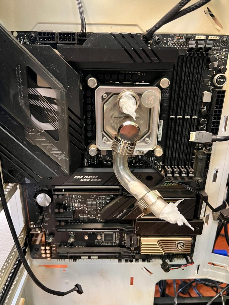 Bloque de CPU EK Velocity preparado con papel absorbente para evitar daños por goteo.