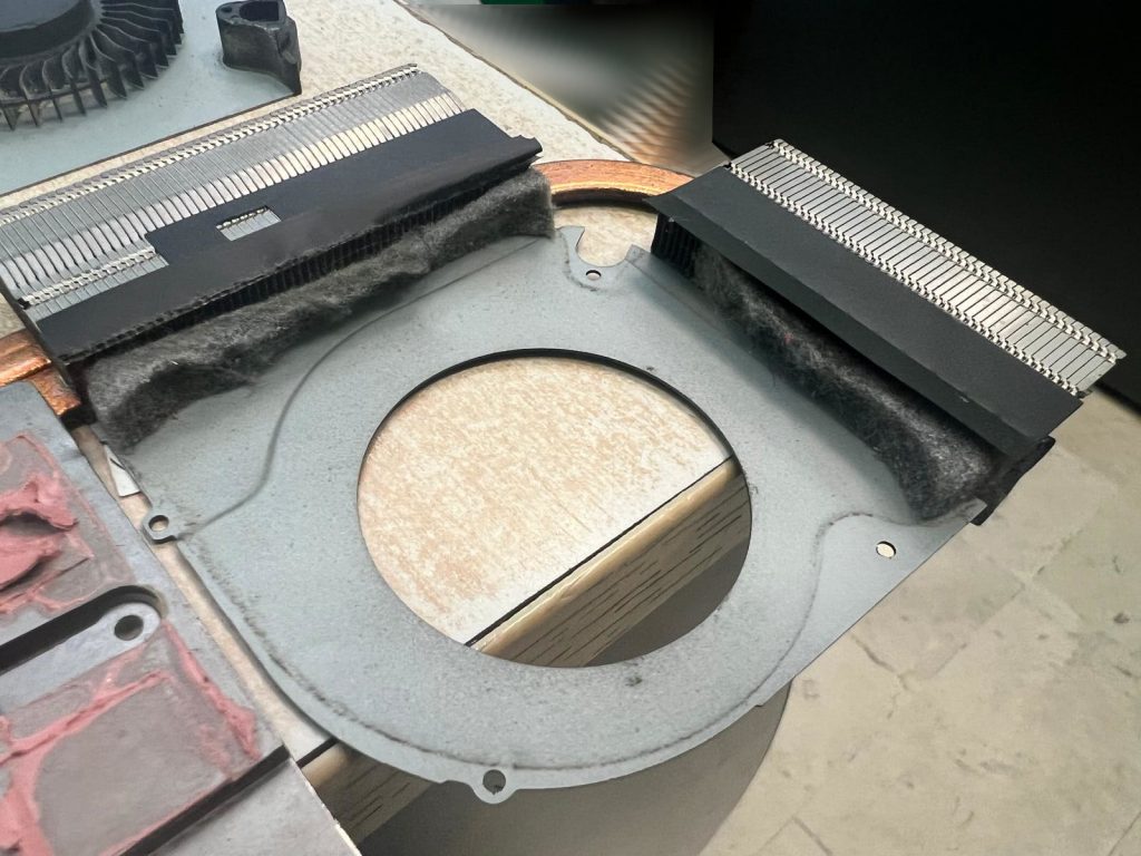 Acumulación masiva de polvo en las rejillas del radiador obstruyendo la salida de aire.