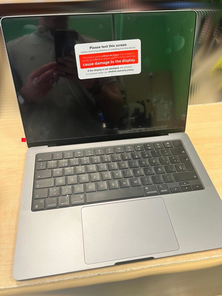 Nueva pantalla instalada en MacBook Pro mostrando códigos de calibración.