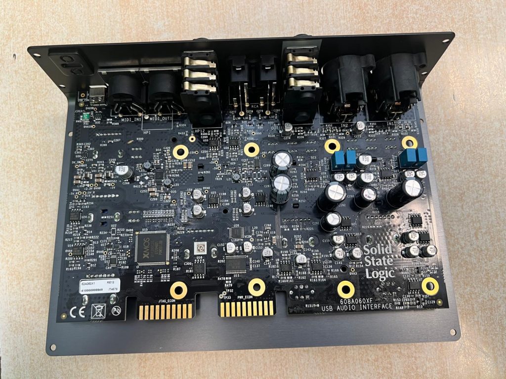 Placa de circuito impreso (PCB) interna de la SSL 2+ antes de la reparación.