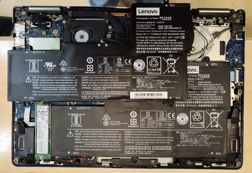 Comparación visual entre la batería vieja deformada y la batería de repuesto nueva y plana.