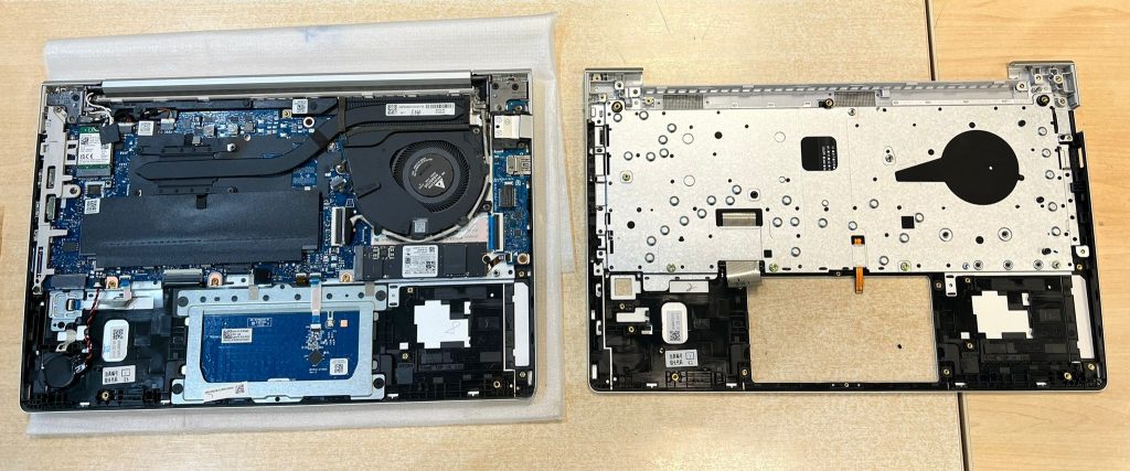 Vista del HP ProBook 440 G10 abierto junto al nuevo repuesto de palmrest para su instalación.