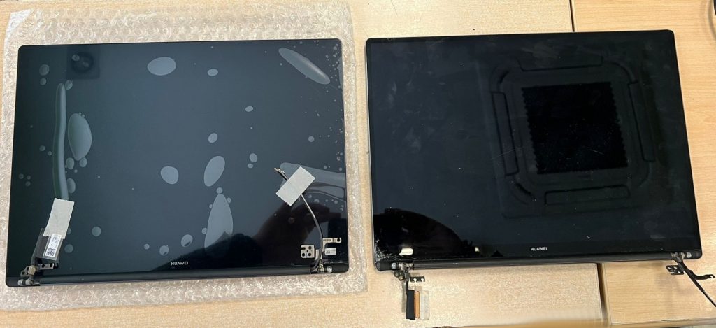 Comparación del módulo de pantalla dañado frente al repuesto nuevo para Huawei.