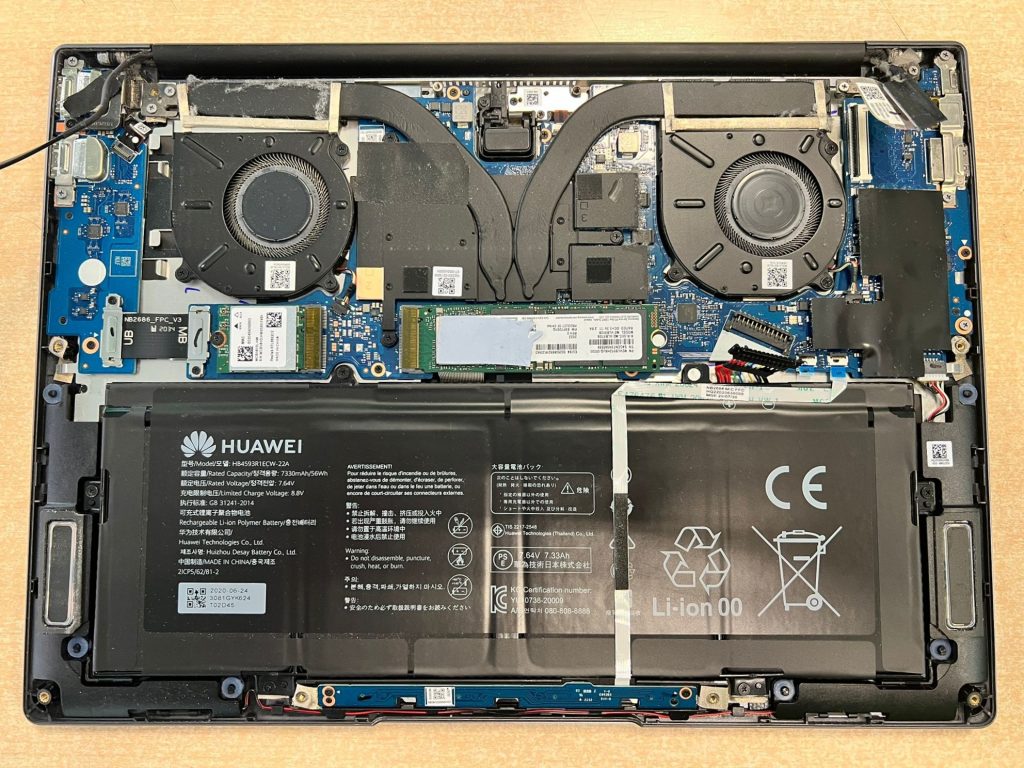 Vista interna del Huawei KLVL-WFH9 mostrando ventiladores, batería y placa base.