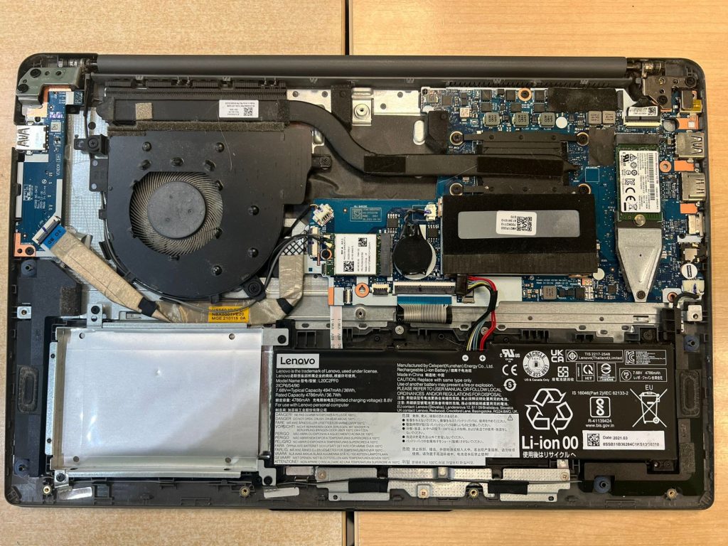 Vista interna del hardware, ventilador y batería de una Lenovo IdeaPad 3 15ITL6.