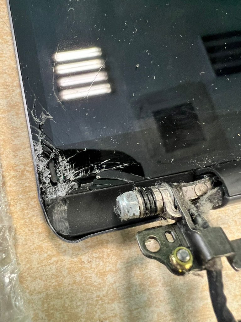 Detalle de rotura en la esquina inferior y bisagra de pantalla Huawei KLVL-WFH9.