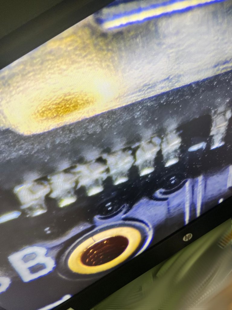 Vista bajo microscopio de los pads de soldadura arrancados del puerto USB-C.