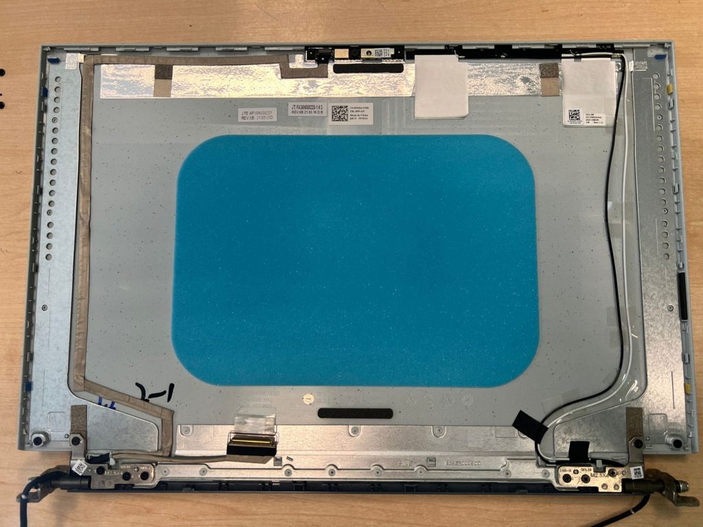 Interior de la tapa superior del Dell G15 sin el panel LCD instalado.