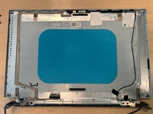 Interior de la tapa superior del Dell G15 sin el panel LCD instalado.