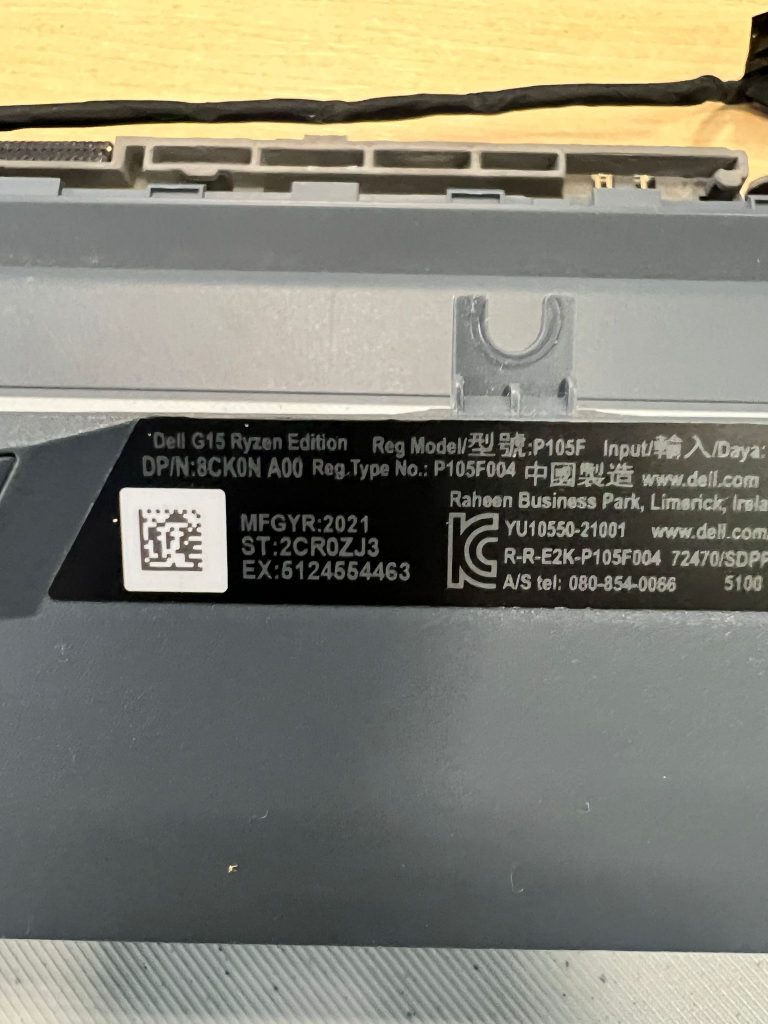 Etiqueta de identificación del modelo Dell G15 P105F y Service Tag.