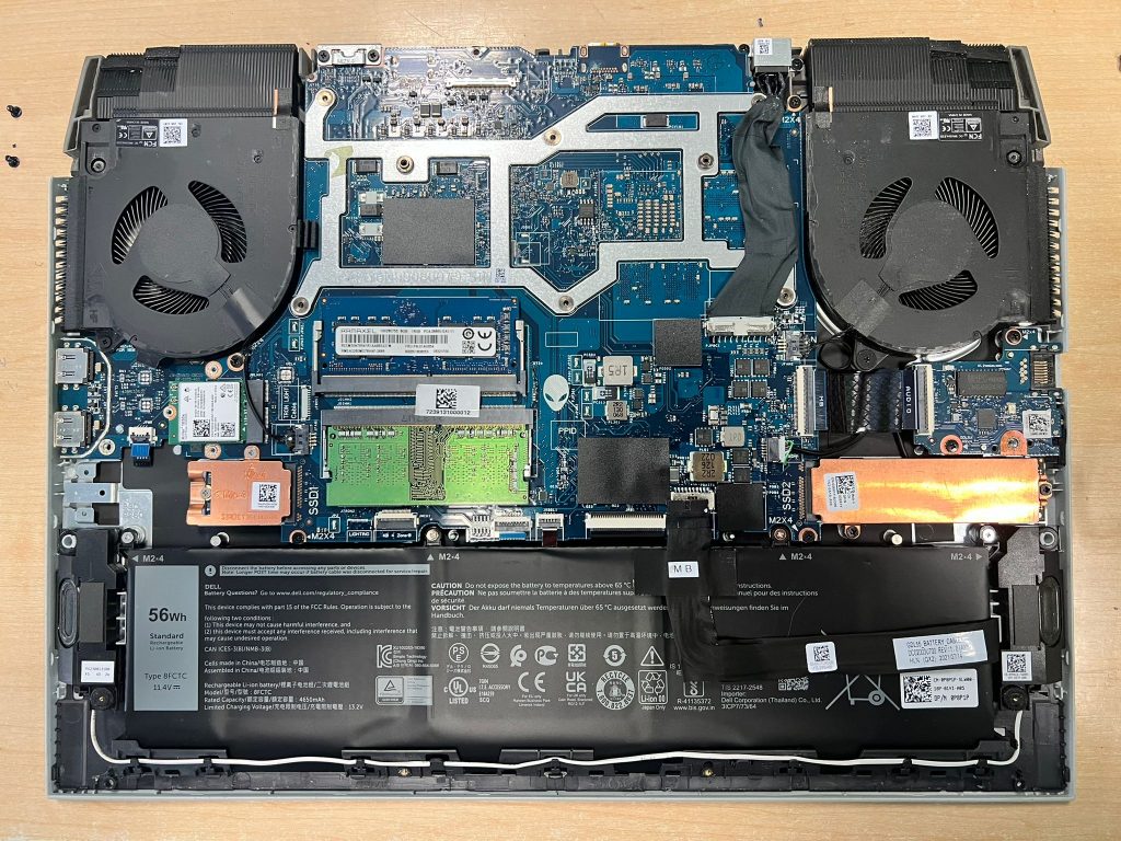 Vista interna de Dell G15 Ryzen Edition mostrando batería, ventiladores y placa base.