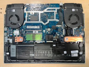 Vista interna de Dell G15 Ryzen Edition mostrando batería, ventiladores y placa base.
