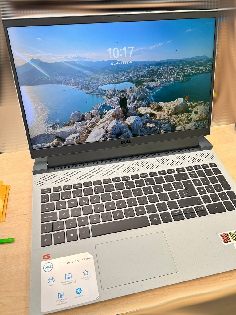 Laptop Dell G15 reparada funcionando correctamente con Windows 10.