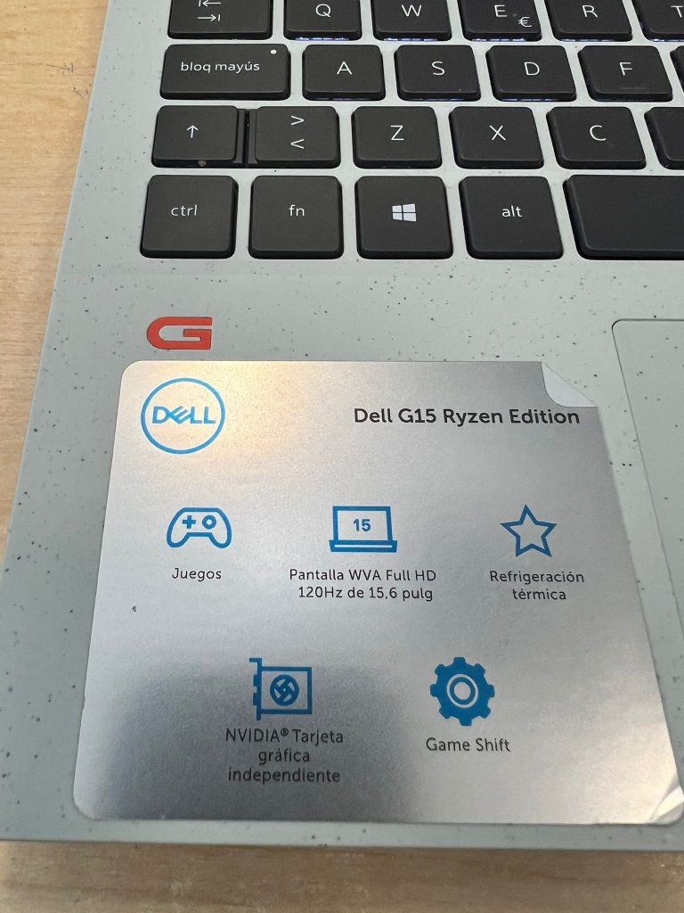 Sticker de especificaciones del Dell G15 indicando pantalla original de 120Hz.
