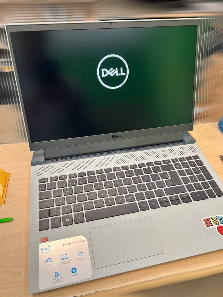 Prueba de encendido de la nueva pantalla del Dell G15 mostrando el logo de Dell.