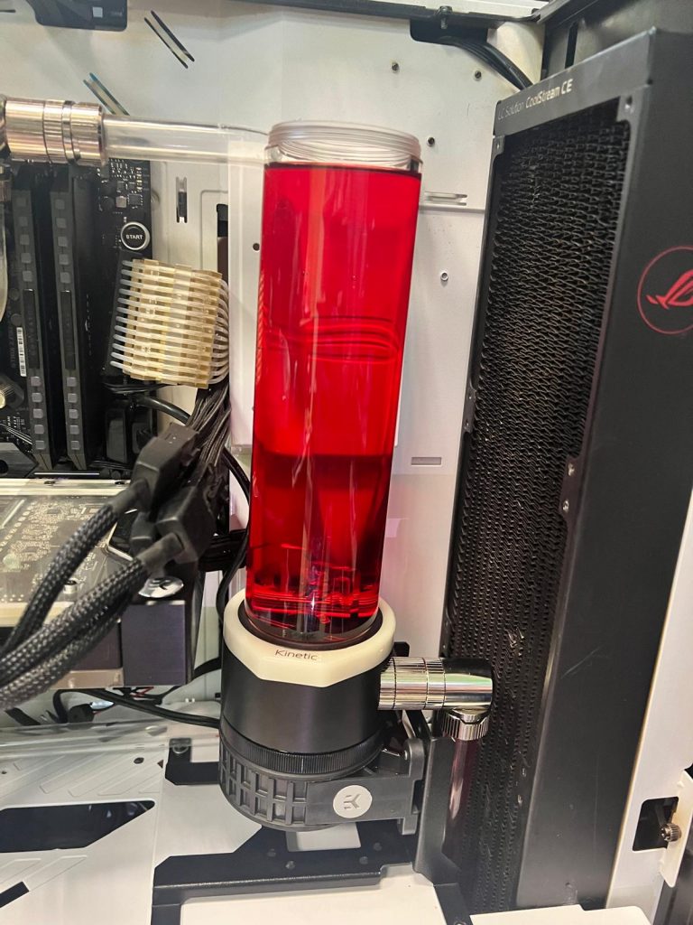 Depósito EK Kinetic combinado con bomba lleno de refrigerante rojo translúcido.