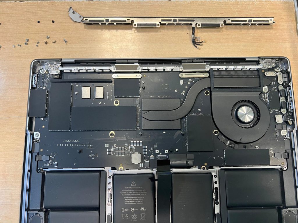 Retirada del módulo de antena y ventilador en proceso de cambio de pantalla.