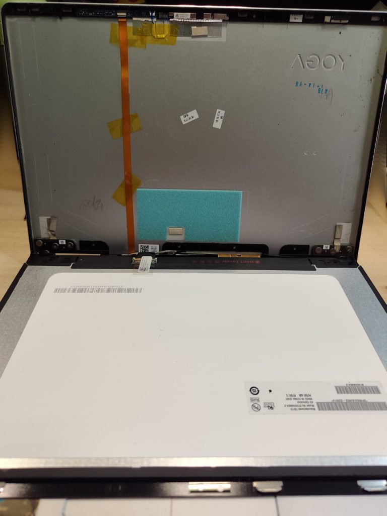 Proceso de separación del panel LCD y digitalizador de la tapa de aluminio de la laptop.