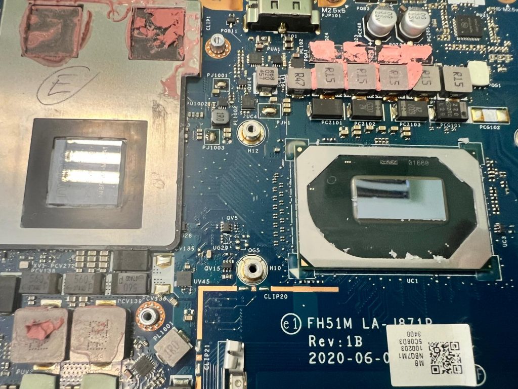 Primer plano de los dies de CPU y GPU con pasta térmica reseca y degradada.