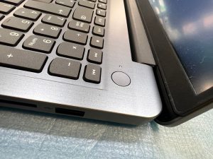 Acabado final de la esquina de la laptop reparada, sin grietas ni separaciones.