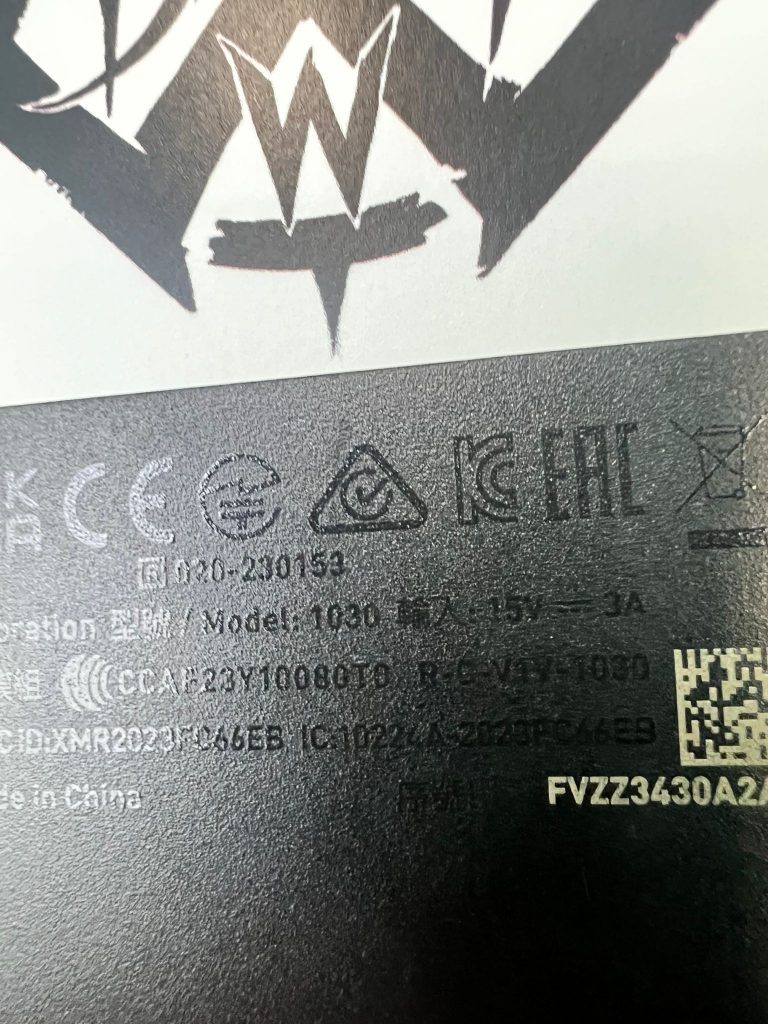 Primer plano de la etiqueta técnica trasera de una Steam Deck que indica el Modelo 1030.