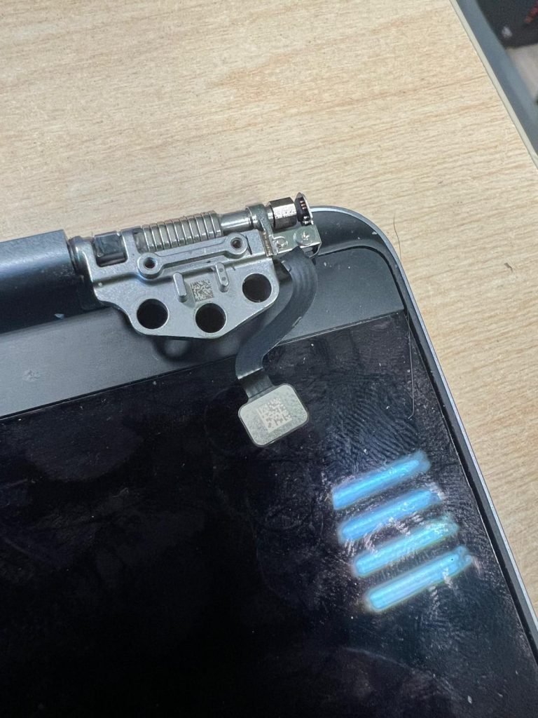 Primer plano del sensor de proximidad y bisagra de MacBook Pro A2918.