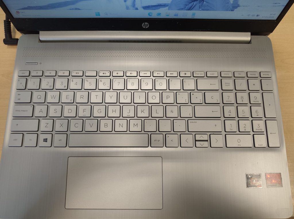 Vista de cerca del teclado español instalado correctamente en la laptop HP.