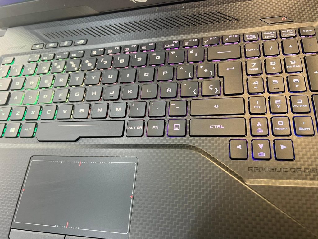 Detalle del nuevo teclado con retroiluminación RGB instalado en el reposamanos con acabado de fibra de carbono.